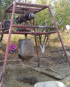 Hand operated drilling rig