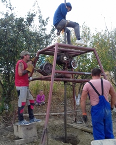 Well under way Hand operated drilling rig